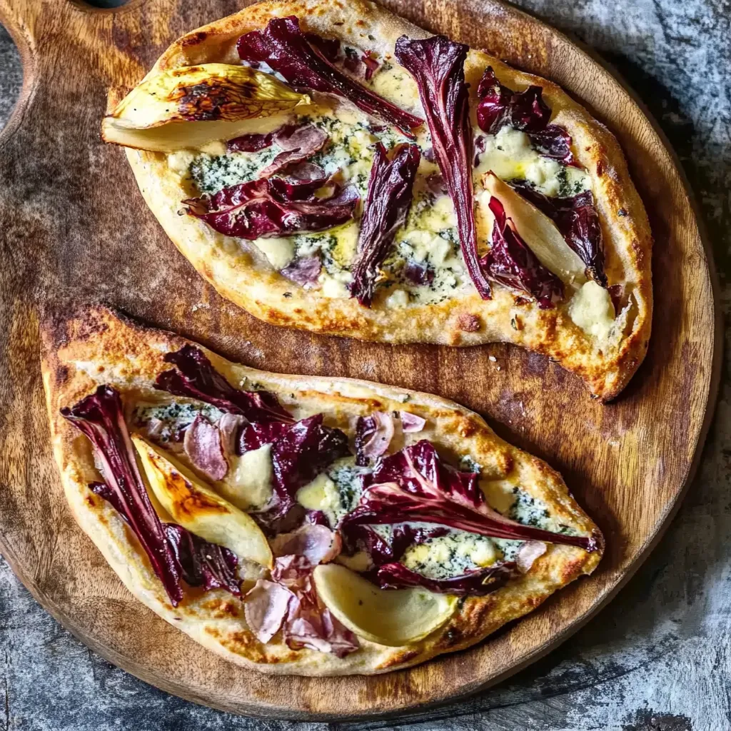 Zwei Scheiben Brot mit Räucherlaub und Käse auf einem Brett.