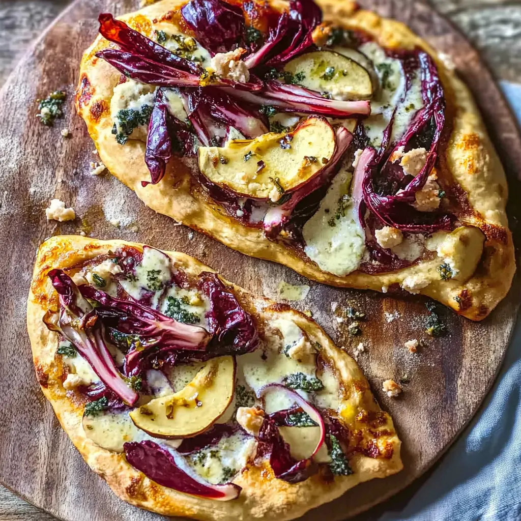 Zwei Scheiben Pizza mit Räucherlauch, Käse und Apfel.