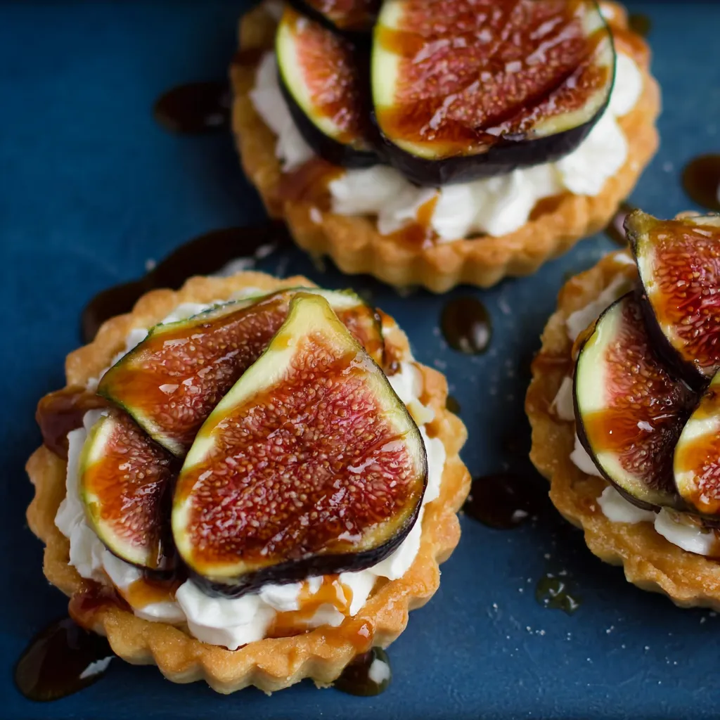 Ein kleiner Kuchen mit Fruchtgarnitur und Sahne auf einem Tisch.