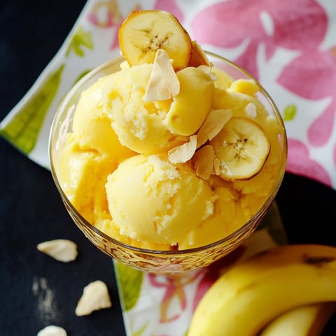 Eine Banane, die in Stücke geschnitten wurde, liegt in einem Glas.