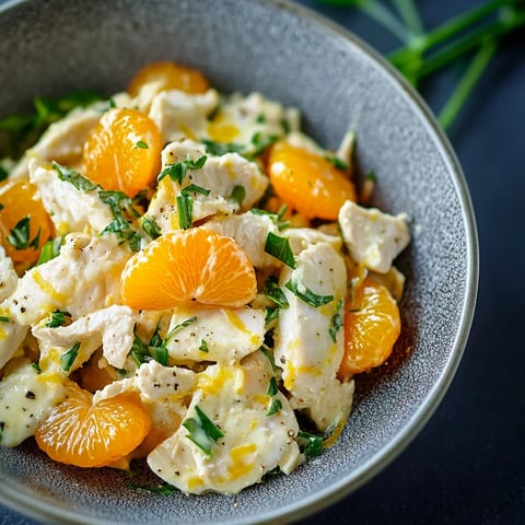 Ein Schüssel mit einer Mischung aus Gemüse und Zwiebeln, darunter Orangen und Zitronen.