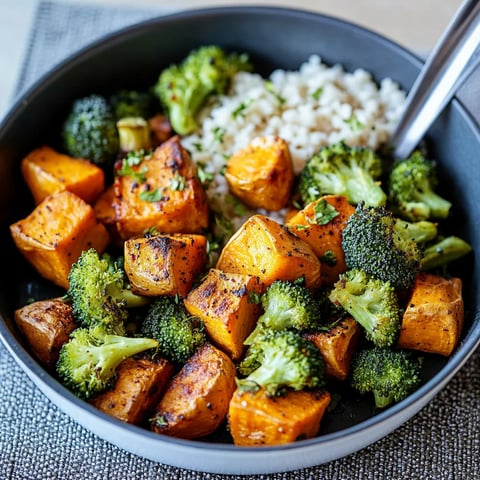 Ein Schüssel mit einer Mischung aus Kartoffeln, Broccoli, Reis und Zwiebeln.