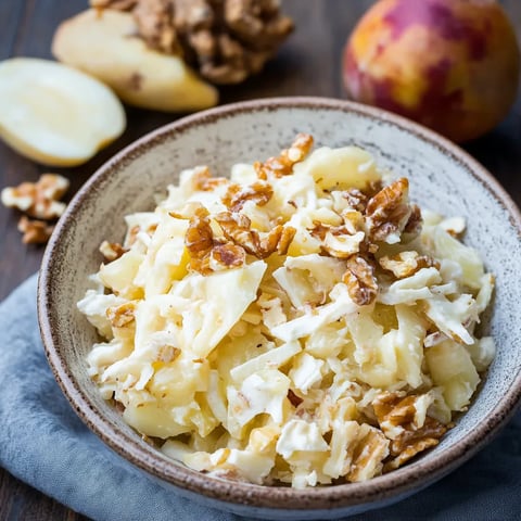 Ein Schälchen mit Nüssen und Käse.