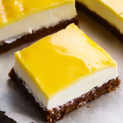 Eine Schokoladenseite mit einer Schicht aus Vanille und Schokolade.