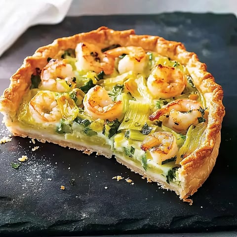 Ein Schmelztopf mit Shrimp und Zwiebeln auf einem Tisch.