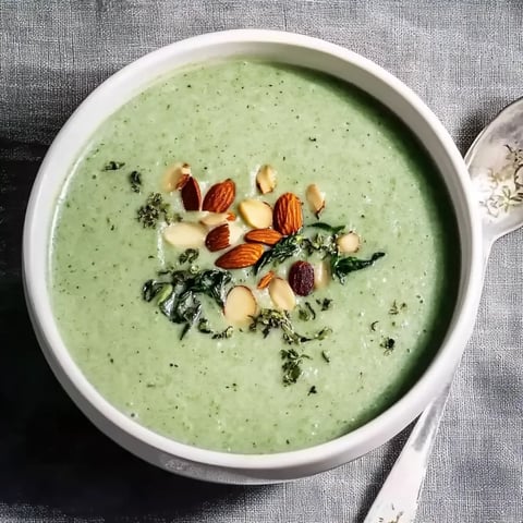 Ein weißer Becher mit einer Mischung aus Nüssen, Nudeln und Gemüse.