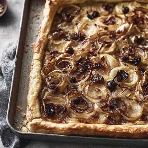 Ein Pizza mit Zwiebeln und Onions.