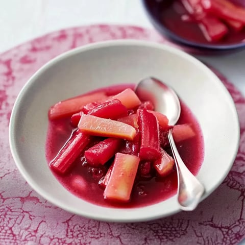 Ein weißer Teller mit einer Mischung aus Beeren und Zwiebeln.