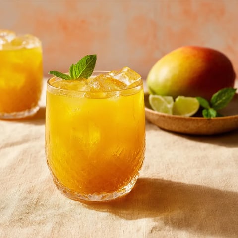Zwei Gläser mit frischem Obstsaft auf einem Tisch.