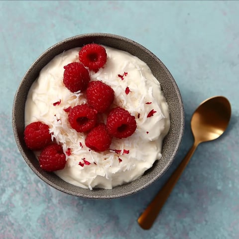 Ein Glas mit Raspberry-Creme, die mit einer Gabel gestochen werden kann.