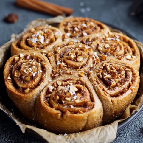 A plate of vegane apfel zimtschnecken.