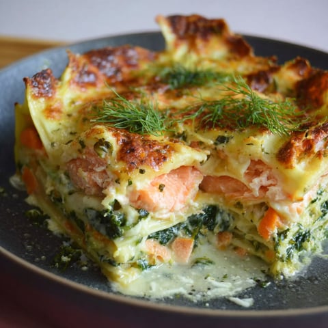 A slice of Lachs Spinat Lasagne on a plate.