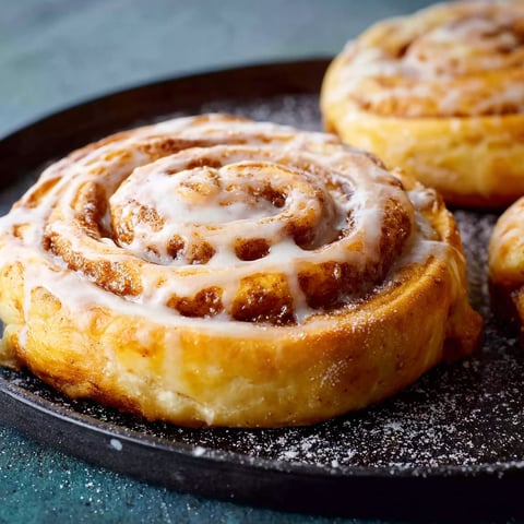 Two Zimtschnecken on a plate.
